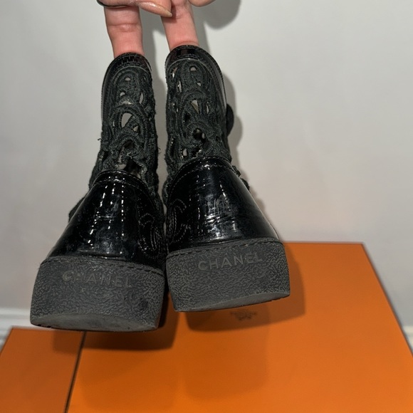 100%, authentic Chanel, crochet pattern, leather sneakers in black - Picture 3 of 9